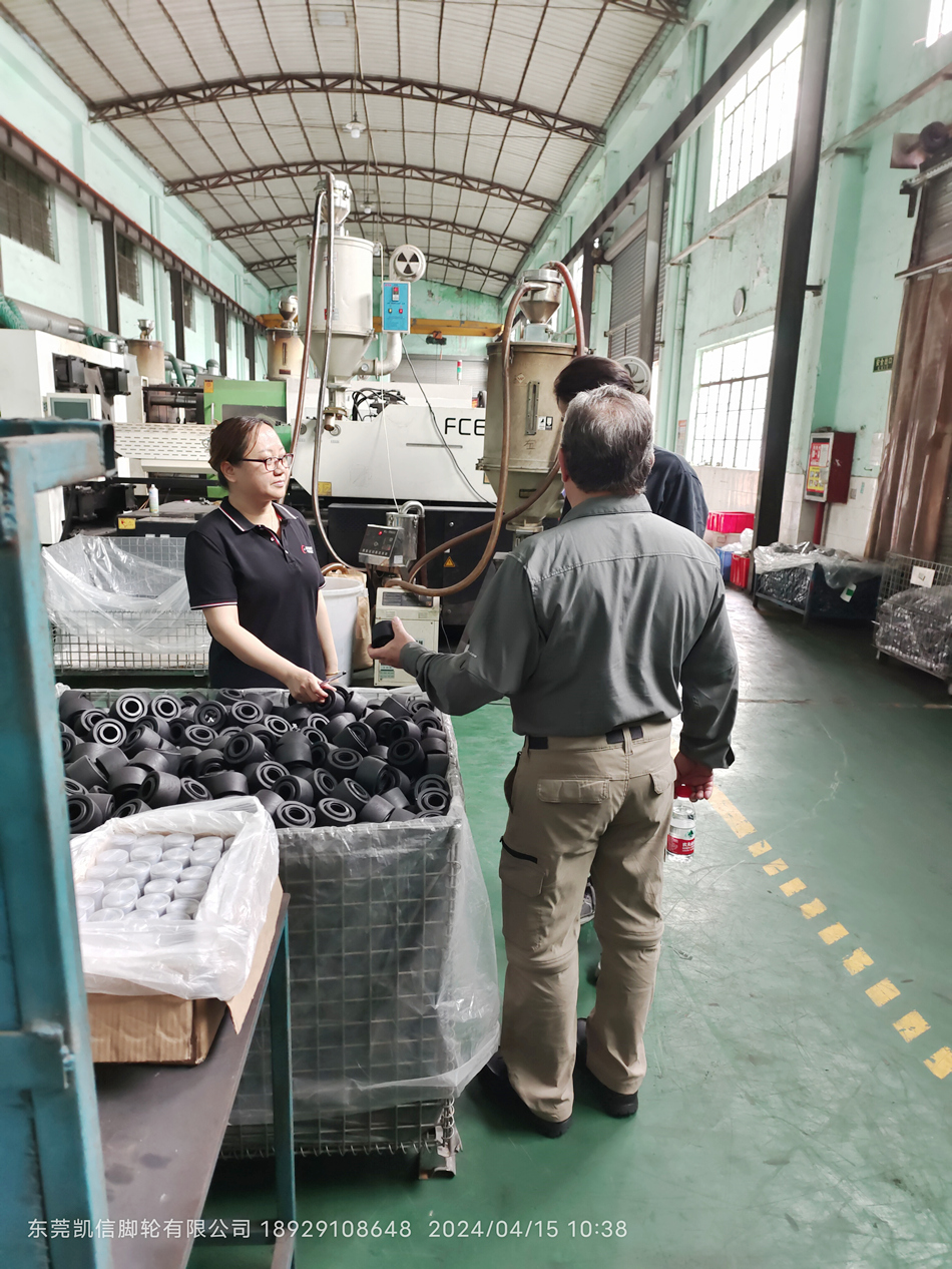 第135届广交会第一天东莞凯信脚轮源头生产厂家接待国外客户来访工厂