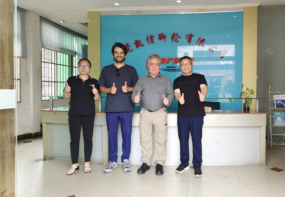 第135届广交会第一天东莞凯信脚轮源头生产厂家接待国外客户来访工厂