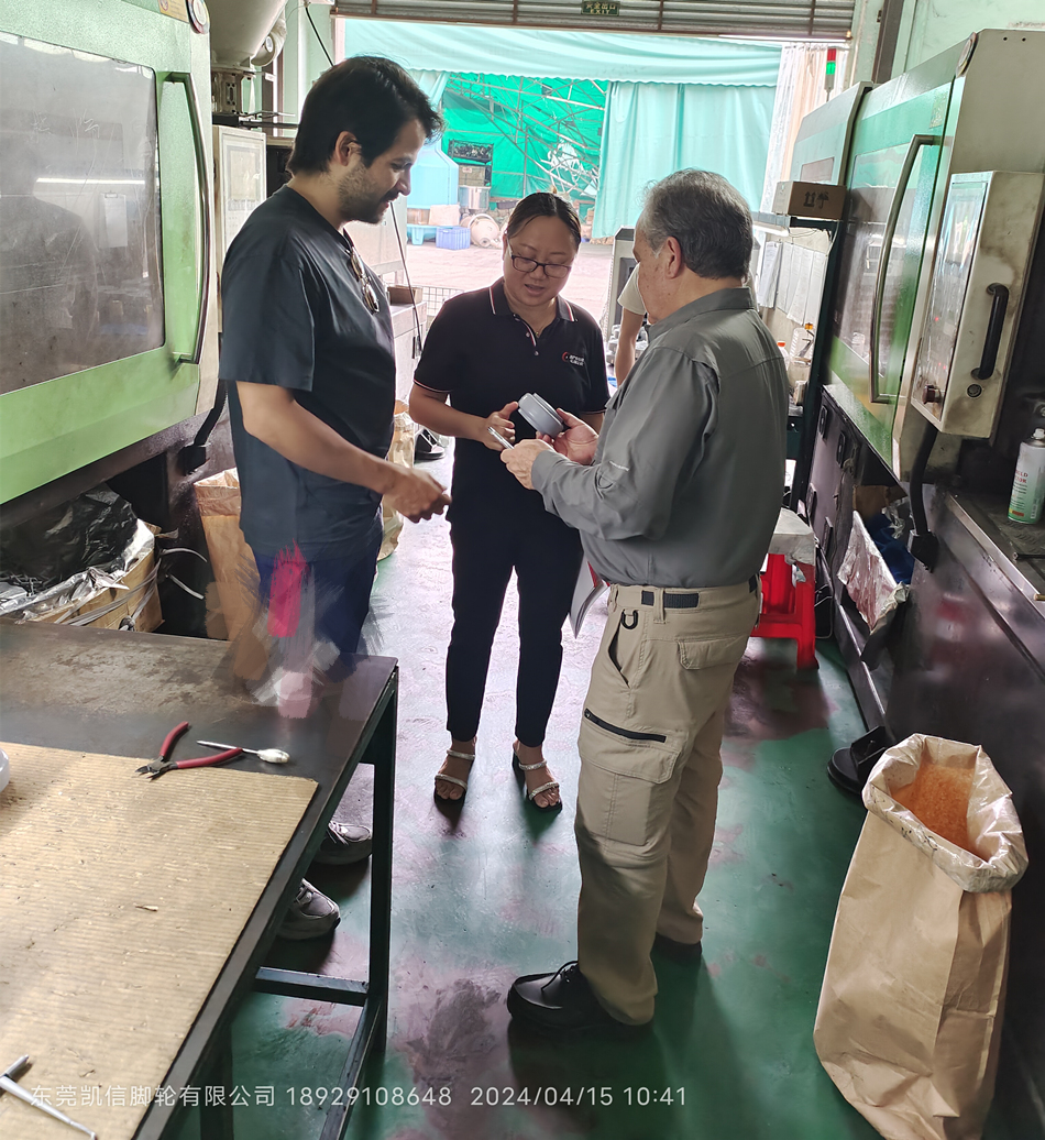 第135届广交会第一天东莞凯信脚轮源头生产厂家接待国外客户来访工厂