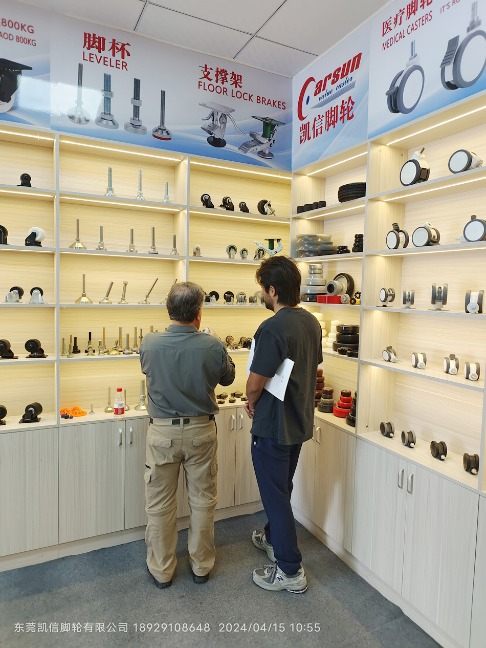 第135届广交会第一天东莞凯信脚轮源头生产厂家接待国外客户来访工厂