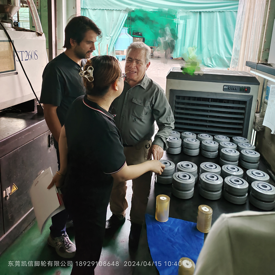 第135届广交会第一天东莞凯信脚轮源头生产厂家接待国外客户来访工厂