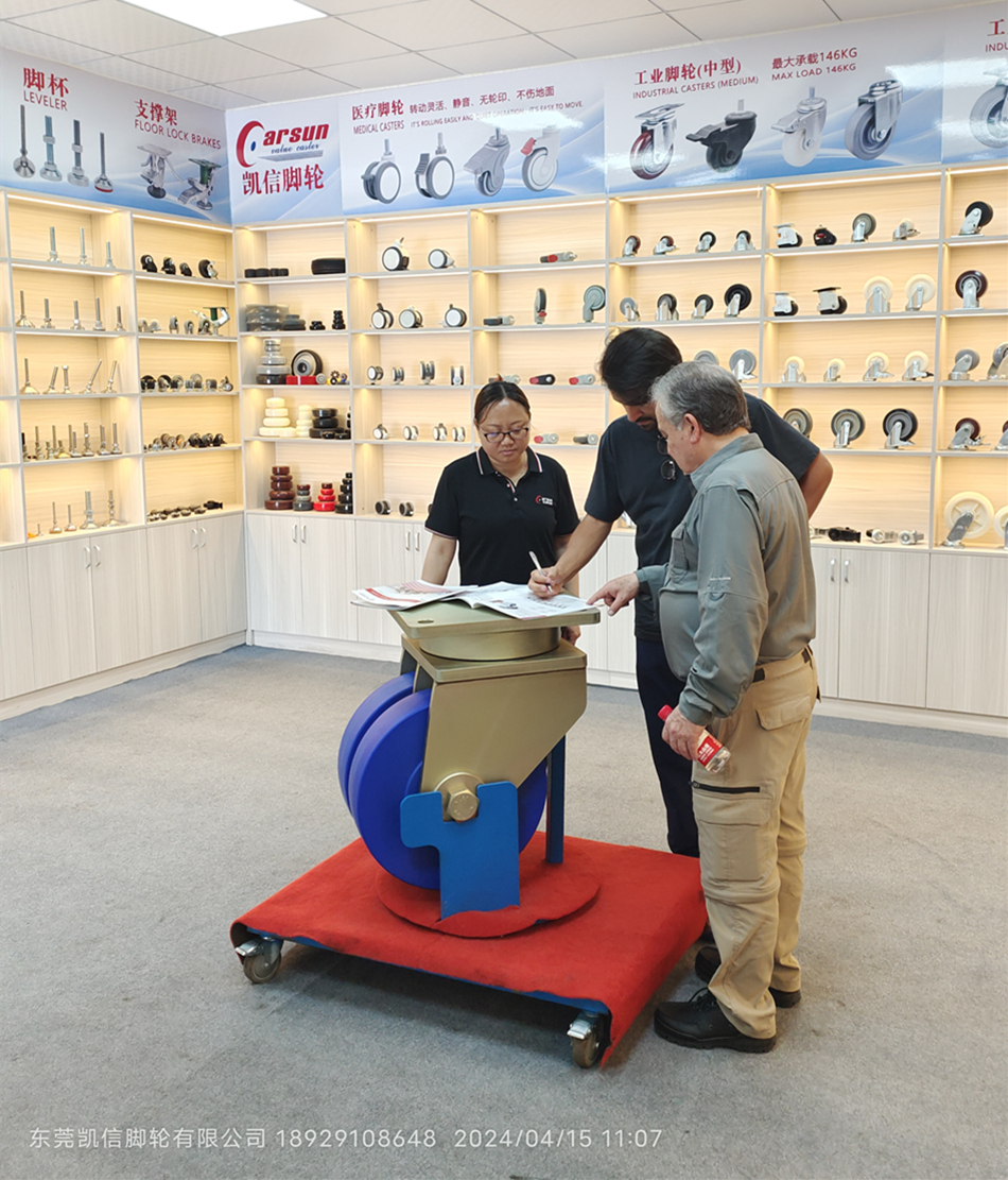 第135届广交会第一天东莞凯信脚轮源头生产厂家接待国外客户来访工厂