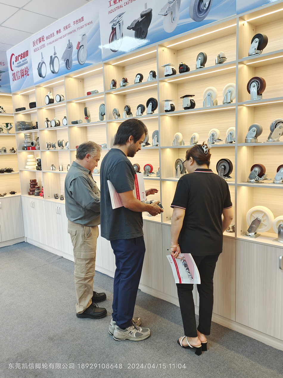 第135届广交会第一天东莞凯信脚轮源头生产厂家接待国外客户来访工厂