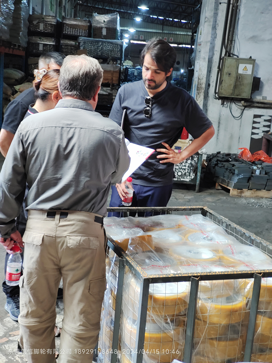 第135届广交会第一天东莞凯信脚轮源头生产厂家接待国外客户来访工厂