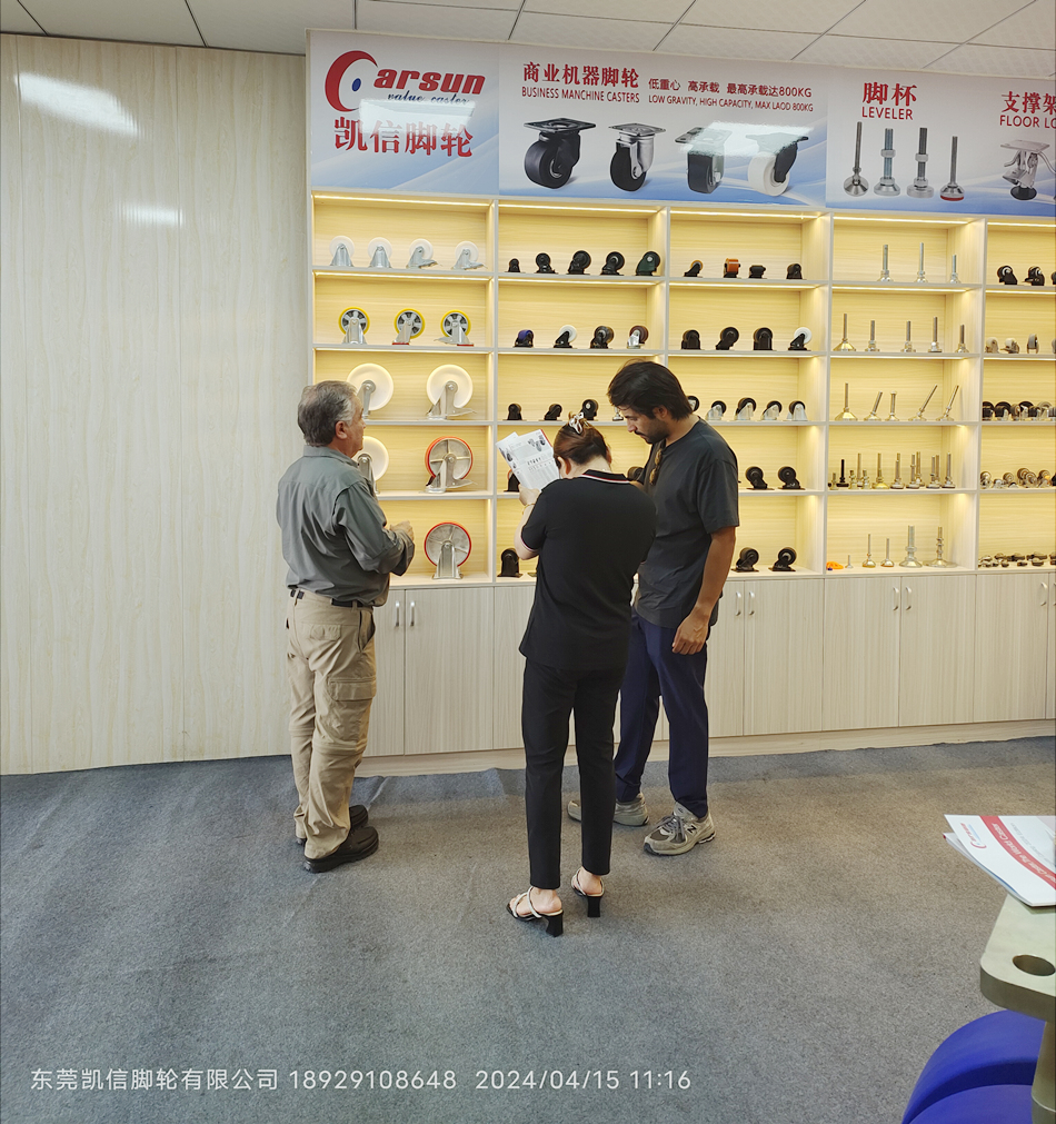 第135届广交会第一天东莞凯信脚轮源头生产厂家接待国外客户来访工厂