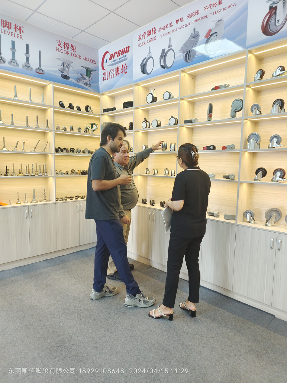第135届广交会第一天东莞凯信脚轮源头生产厂家接待国外客户来访工厂