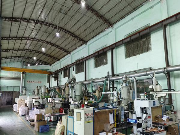 脚轮万向轮注塑车间